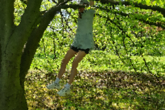 Stammheim Castle Park Cologne - Girl climbs in a tree .. 03