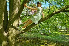 Stammheim Castle Park Cologne - Girl climbs in a tree .. 09
